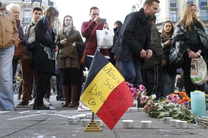 Los bruselenses homenajean a las v&iacute;ctimas de los atentados.
