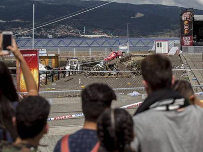 Curioso fotografían el lugar del accidente, en el puerto de Vigo.