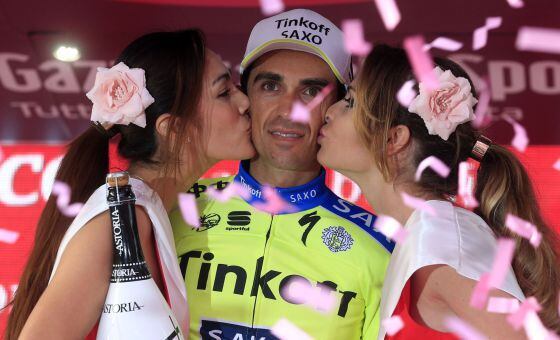 Alberto Contador, en el podio de la sexta etapa del Giro, tras la caída en la que se dislocó el hombro.