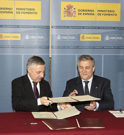 José Blanco y Antonio Tajani, durante la firma del convenio.