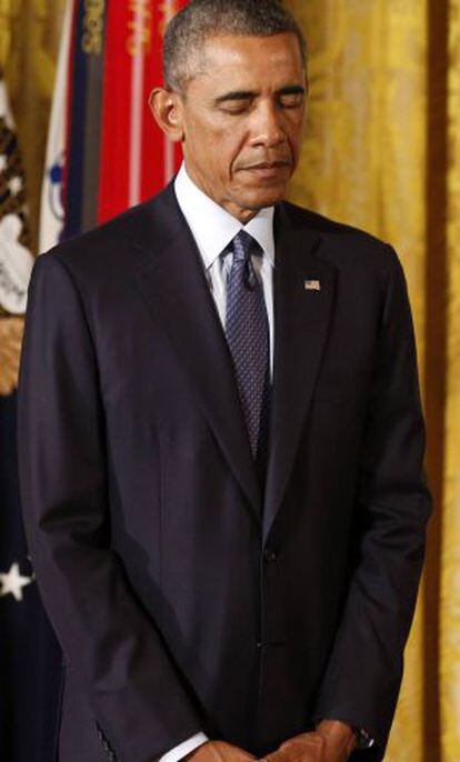 Barack Obama reza en un acto por la guerra de Vietnam, el pasado día 15.