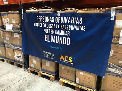 Remesa de equipamiento sanitario que ACS trajo de China en alianza con Telefónica.