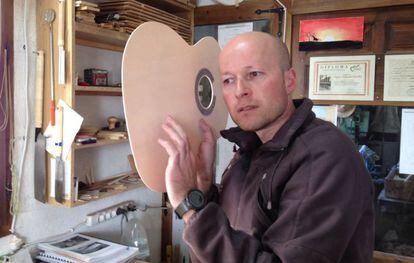 Sergio Valverde, con la tapa de una guitarra.