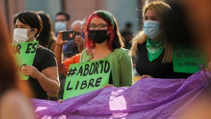 Una mujer sostiene una pancarta a favor del aborto en Saltillo (Coahuila), durante la deliberación de la Suprema Corte.