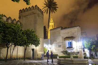 Desde la peatonal plaza de la Alianza, en el barrio de Santa Cruz, se divisa la Giralda, la torre de la catedral de Sevilla.