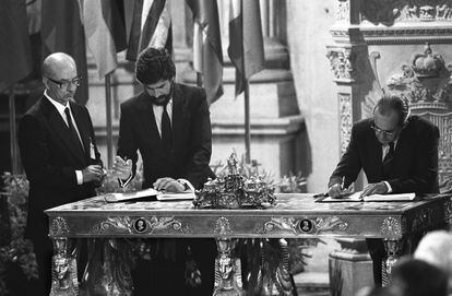 Manuel Marín (secretario de Estado) y el ministro Fernando Morán firmaban el Tratado de Adhesión de España a la Comunidad Económica Europea, el 12 de junio de 1985. 