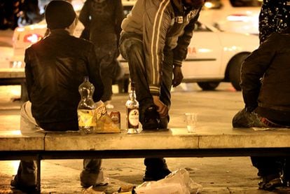 Un grupo de jóvenes hace <b>botellón</b> en el barrio del Carmen de Valencia.