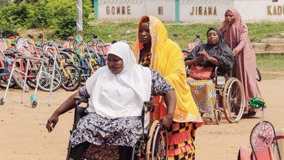 Mujeres en sillas de ruedas en Abuya (Nigeria), en mayo de 2023.