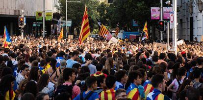 Manifestación de estudiantes contra el encarcelamiento de líderes separatistas catalanes a las puertas del Parlament de Cataluña.