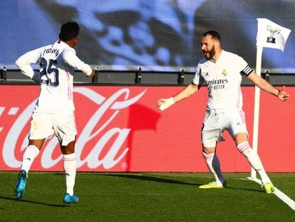 Benzema celebra con Rodrygo el gol de la victoria del Real Madrid este sábado frente al Elche en el estadio Alfredo di Stéfano.
