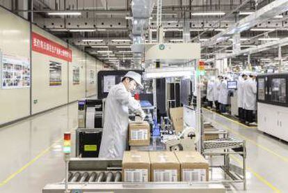 Un empleado de Huawei en la fábrica de Dongguan (China).