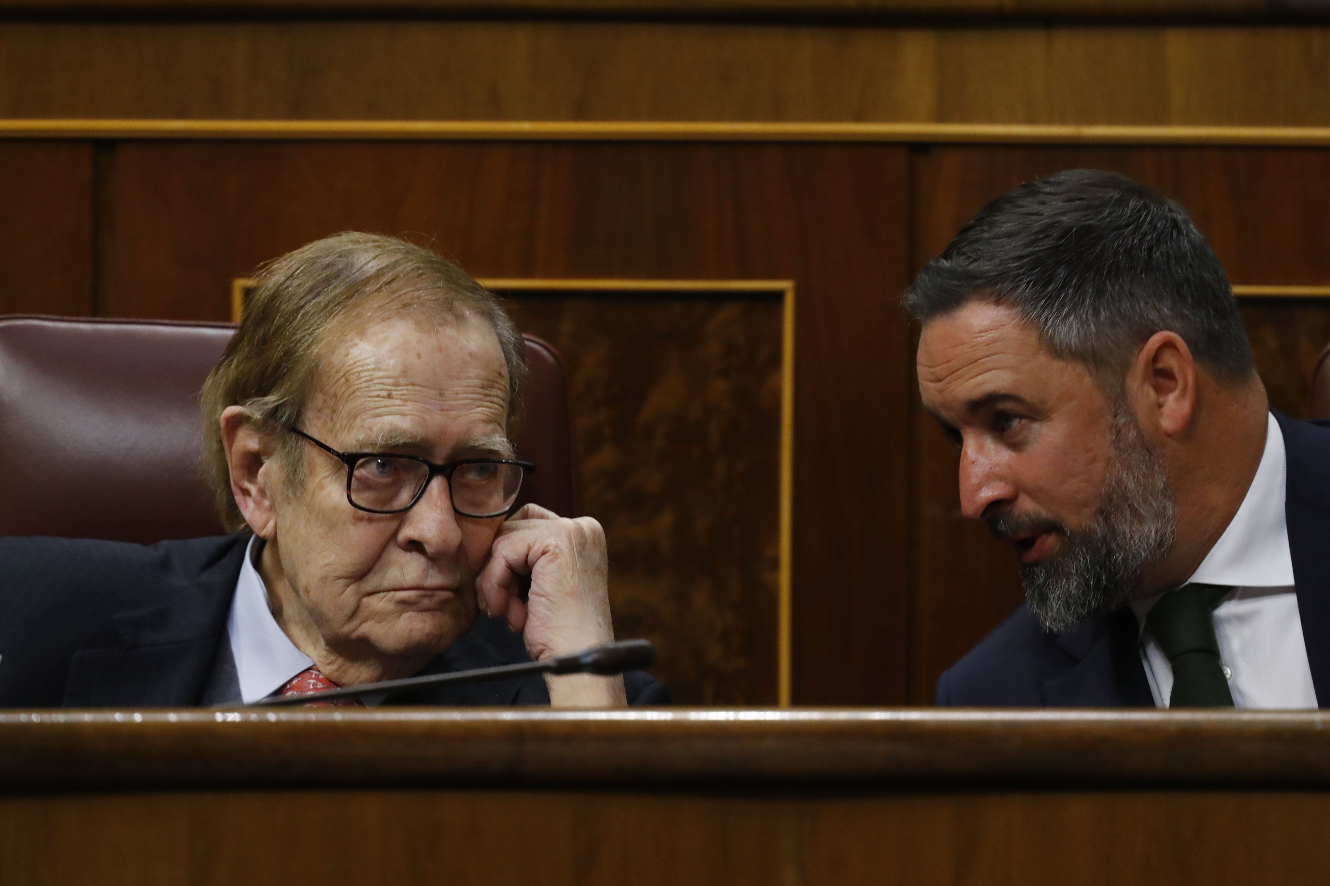 El líder de Vox, Santiago Abascal, y su candidato en la moción de censura, Ramón Tamames, conversan durante la intervención del presidente del Gobierno, Pedro Sánchez. 