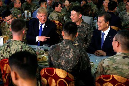 El presidente surcoreano Moon Jae-in y Donald Trump, comen junto a las tropas norteamericanas en las instalaciones Camp Humphreys en Pyeongataek, el 7 de noviembre de 2017.
