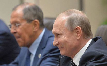 El presidente ruso, Vlad&iacute;mir Putin (derecha), y su ministro de Exteriores, Sergu&eacute;i Lavrov. 