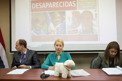 Anne Maja Reiniger-Egler, Clara's mother, at the press conference she gave this Monday, May 30, in Asunción.