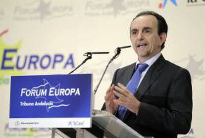 El consejero andaluz de Turismo y Comercio de la Junta de Andalucía, Rafael Rodríguez, durante su intervención, hoy, en Málaga, en el "Forum Europa. Tribuna Andalucía".