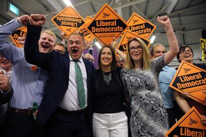 La candidata liberaldemócrata Jane Dodd, en el centro, celebra su victoria en el distrito electoral galés de Brecon y Radnorshire, el 2 de agosto de 2019. Un pacto entre fuerzas contrarias al Brexit ha conseguido infligir el primer revés al nuevo Gobierno británico de Boris Johnson, que ha perdido un valioso escaño en la elección parcial del jueves en Brecon & Radnorshire. La victoria de la candidata liberaldemócrata en esta circunscripción de Gales –con el apoyo tácito de los nacionalistas y los verdes– deja reducida la mayoría parlamentaria del primer ministro conservador y sus aliados a un solo diputado.