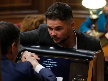 El portavoz de Esquerra Republicana de Catalunya, Gabriel Rufián, saluda al presidente del Gobierno, Pedro Sánchez, durante la sesión en el Congreso.