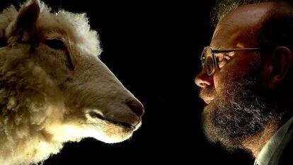 El científico Ian Wilmut ante la cabeza disecada de la oveja Dolly.
