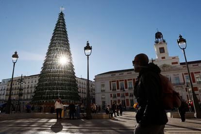 El árbol de Navidad instalado en la Puerta del Sol, en Madrid, en una imagen del pasado día 22.