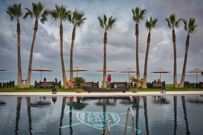 Several tourists watch the sunset at the Trocadero beach club, located in Sotogrande, San Roque, Cádiz, on August 29.