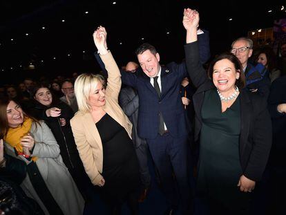 Varios miembros del Sinn Fein, celebran el resultado de las elecciones el 13 de diciembre de 2019 en Belfast.