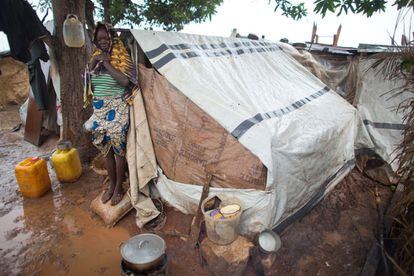 Las personas que se han refugiado en el aeropuerto Mboko, en Bangui, han fabricado sus 'casas' con lonas.