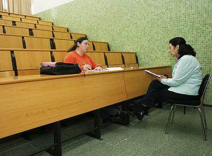 La única alumna, con su profesora, de una clase de Filología Románica en la Universidad de Santiago.