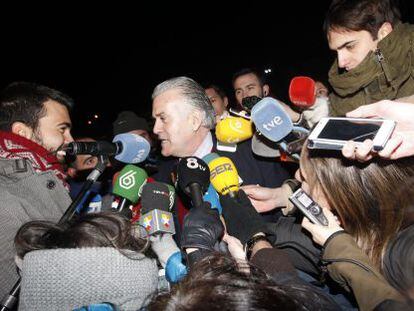 El extesorero del PP, Luis Barcenas, a su salida de la cárcel.