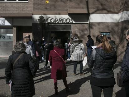 Ciutadans fent cua davant d'una oficina de Correus a l'Eixample, dilluns a Barcelona.