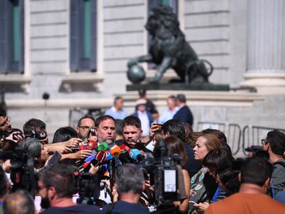 El presidente de Esquerra Republicana, Oriol Junqueras, tras mantener una reunión de trabajo con los grupos parlamentarios de su partido del Congreso y del Senado, en el Congreso de los Diputados, a 28 de septiembre de 2023, en Madrid (España). Esta reunión se produce un día antes de la segunda votación de la investidura del candidato popular, Alberto Núñez Feijóo, y en plenas negociaciones con el PSOE sobre la amnistía de cara a una posible investidura de Pedro Sánchez.
28 SEPTIEMBRE 2023;ERC;ESQUERRA REPUBLICANA DE CATALUNYA;ESQUERRA
Fernando Sánchez / Europa Press
28/09/2023