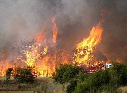 Los bomberos intentan apagar uno de los incendios que asolan el sur de Australia