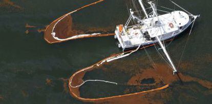Un barco trata de contener el vertido de BP en el Golfo de México en 2009.