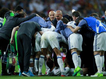 El grito de Zidane en la piña con sus jugadores antes de la prórroga contra el Bayern.