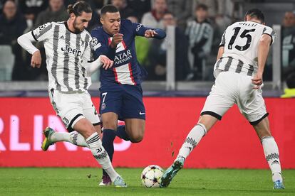 Mbappe conduce el balón ante Rabiot durante el partido entre el PSG y la Juventus este miércoles.