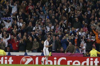 Benzema celebra su gol al Liverpool