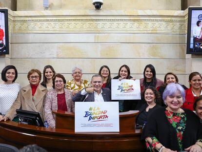 Mujeres senadoras celebran la aprobación del Ministerio de la Igualdad.