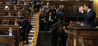 Mariano Rajoy observa a Albert Rivera durante su discurso.