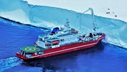 El 'S.A. Agulhas II' se topa con un bloque de hielo.