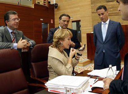 Esperanza Aguirre, con Francisco Granados, Alfredo Prada, Alberto López Viejo y Juan José Güemes, en la Asamblea en 2006.