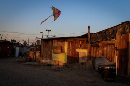 Una cometa entre los pasillos de un campamento en San Bernardo, en las afueras de Santiago de Chile.