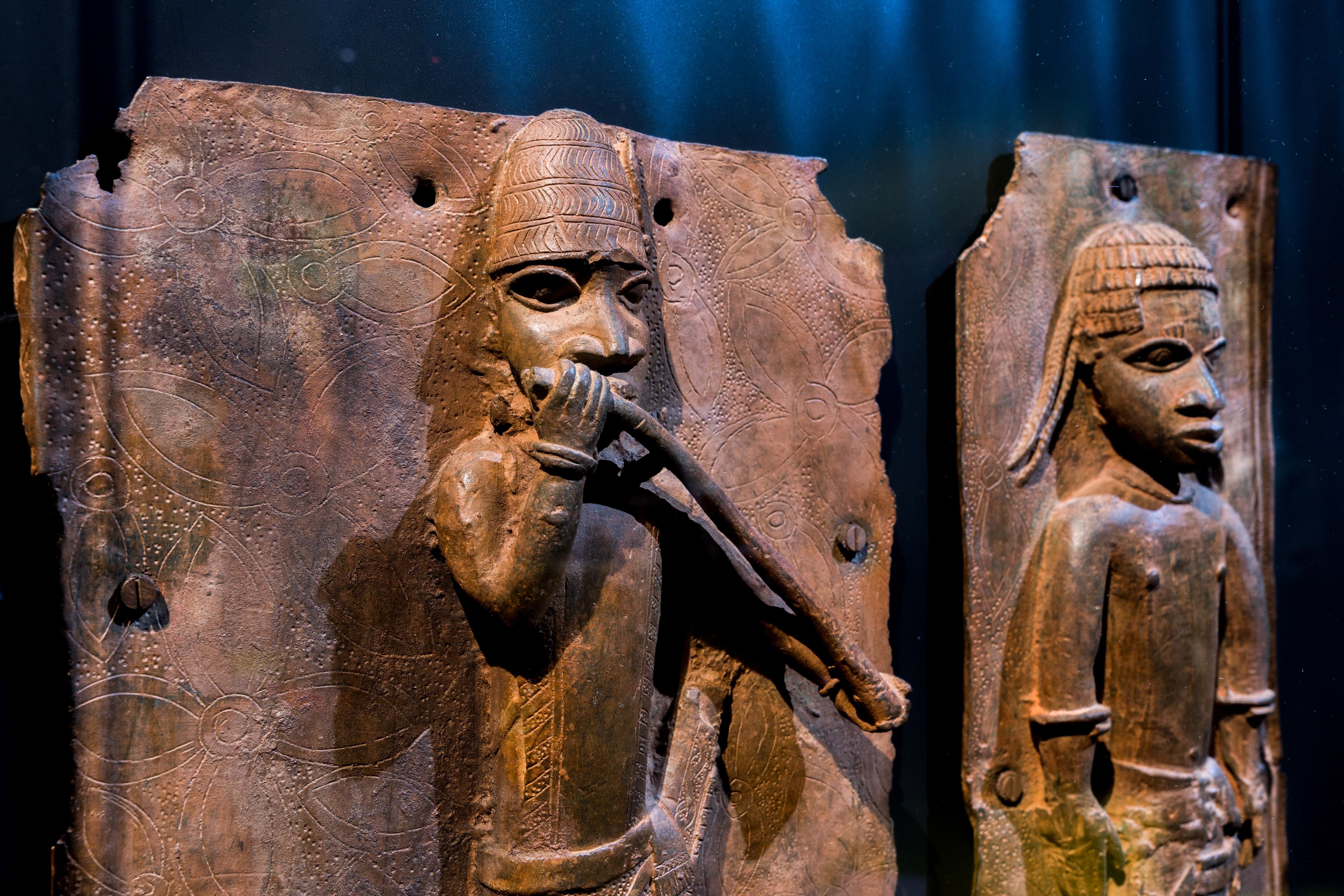 Esculturas saqueadas por los soldados británicos en el Reino de Benín en 1897 y que se exhibían en la exposición '¿Dónde está África?' en el Linden Museum de Stuttgart en mayo de 2021.