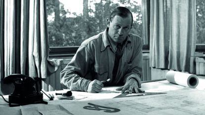 Alvar Aalto en su estudio en 1945.