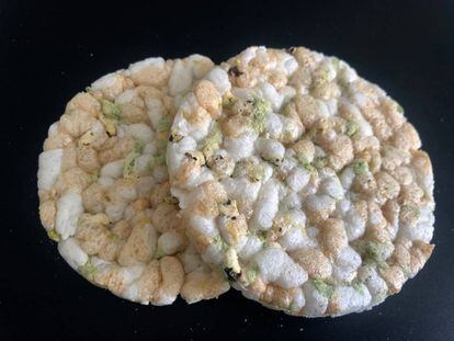 Tortitas de arroz inflado con guisantes y lentejas / Capel
