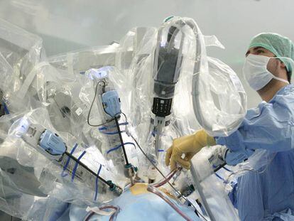 Robot cirujano da Vinci durante una operaci&oacute;n.