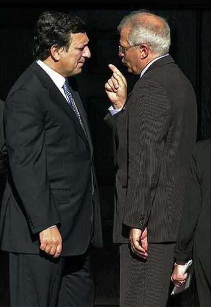 Borrell (derecha) habla con Durão Barroso en octubre de 2005.