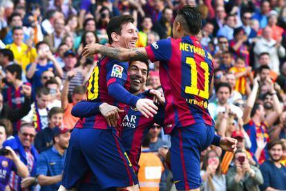 Suárez celebra el seu gol amb Neymar i Messi.