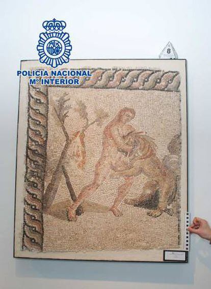 Uno de los mosaicos procedentes de Libia intervenidos por la Policía Nacional en Barcelona