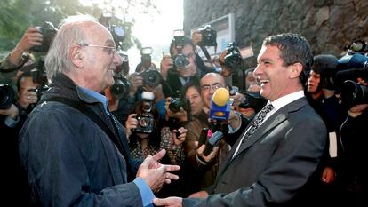 El actor español Antonio Banderas saluda al cineasta Carlos Saura a su llegada al centro de Artes de Ciudad de México.