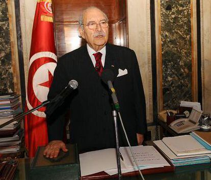 Fued Mebaza, presidente del Parlamento de Túnez, ha jurado hoy su cargo como presidente interino sustituyendo al Primer Ministro Mohamed Ghannouchi que se hizo cargo del poder ayer cuando el presidente Ben Ali abandonó el país después de 23 años de mandato, forzado por las protestas de las últimas semanas.